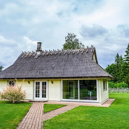 Uuelu Turismitalu * Korkkula (Saare)